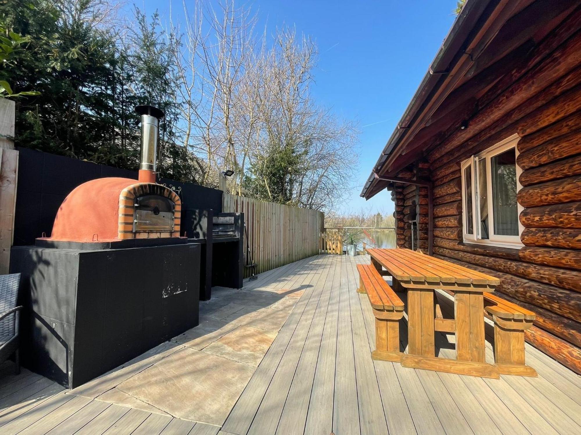 Woodpecker Log Cabin: Lakeside Retreat With Hot Tub And Private Fishing