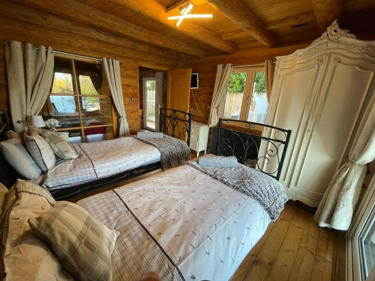 Casa vacanze Woodpecker Log With Hot Tub, Pizza Oven Bbq Entertainment Area, Lakeside With Private Fishing Peg Situated At Lakes