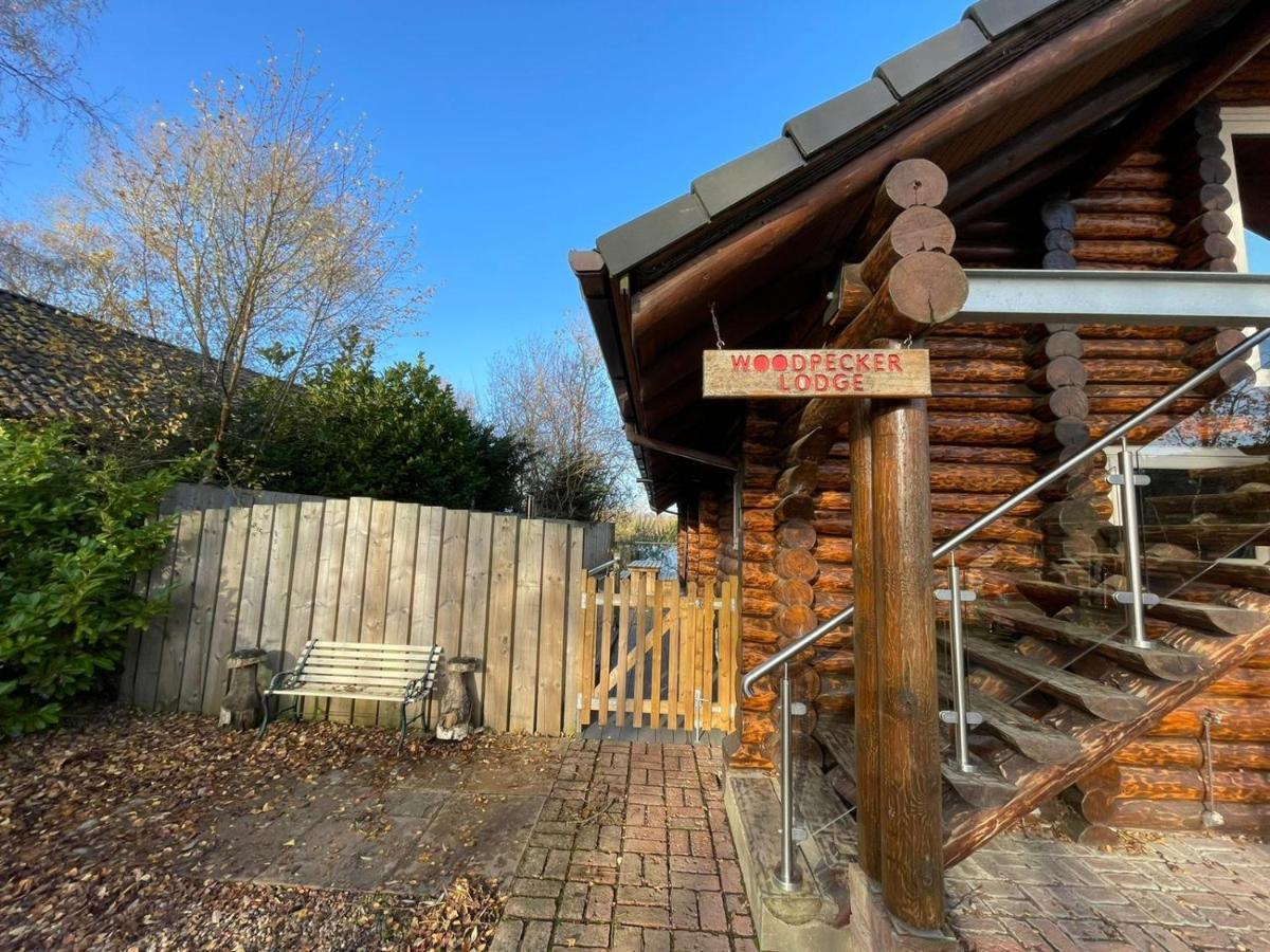 Woodpecker Log With Hot Tub, Pizza Oven Bbq Entertainment Area, Lakeside With Private Fishing Peg Situated At Lakes Tattershall