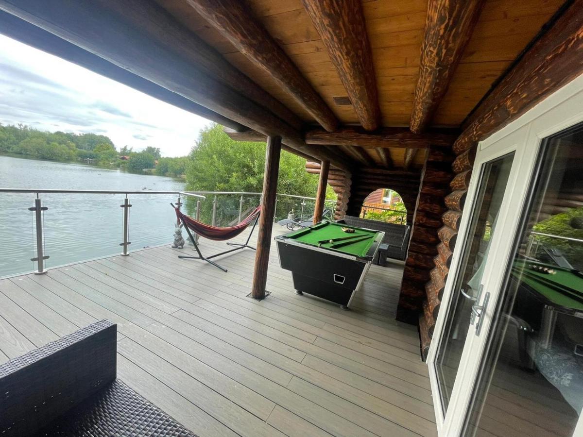 Woodpecker Log With Hot Tub, Pizza Oven Bbq Entertainment Area, Lakeside With Private Fishing Peg Situated At Lakes Casa vacanze *