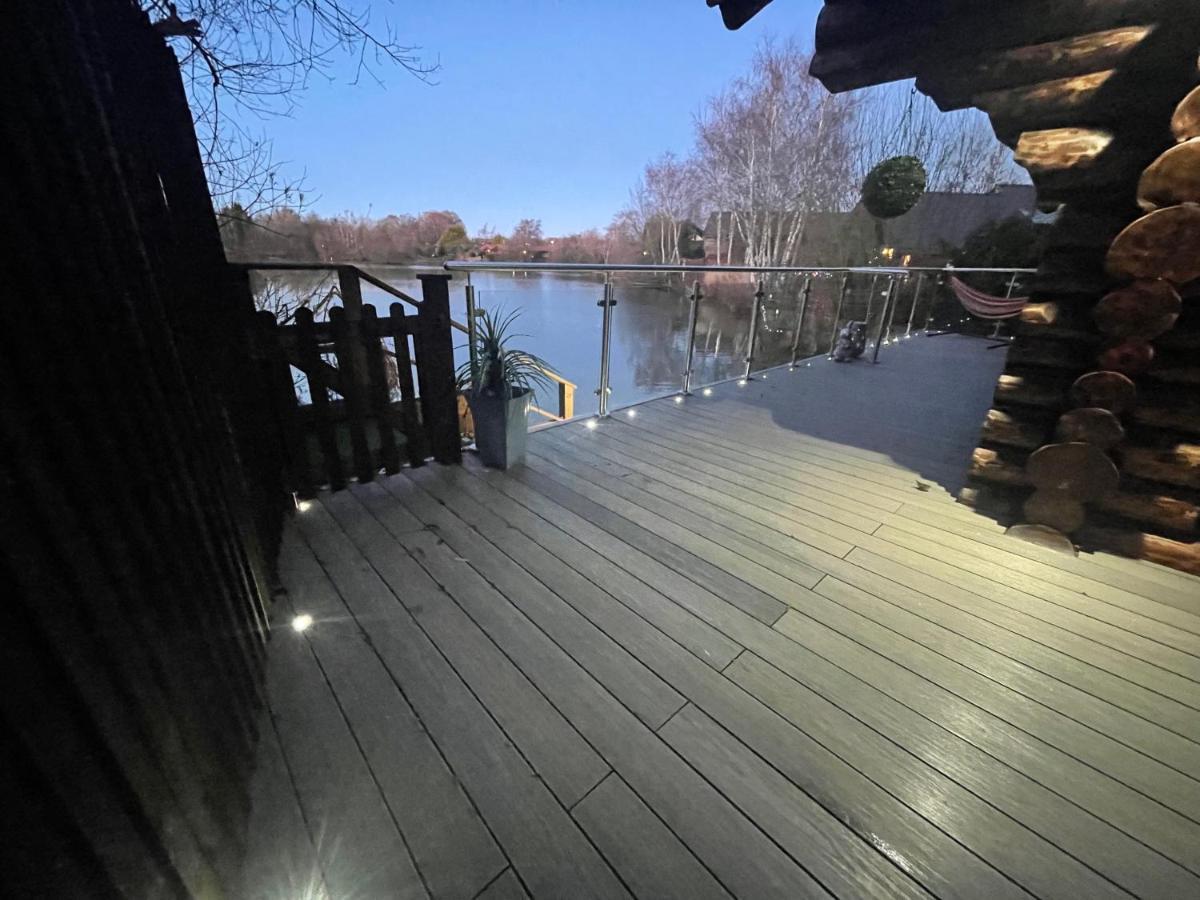 Casa vacanze Woodpecker Log With Hot Tub, Pizza Oven Bbq Entertainment Area, Lakeside With Private Fishing Peg Situated At Lakes Tattershall