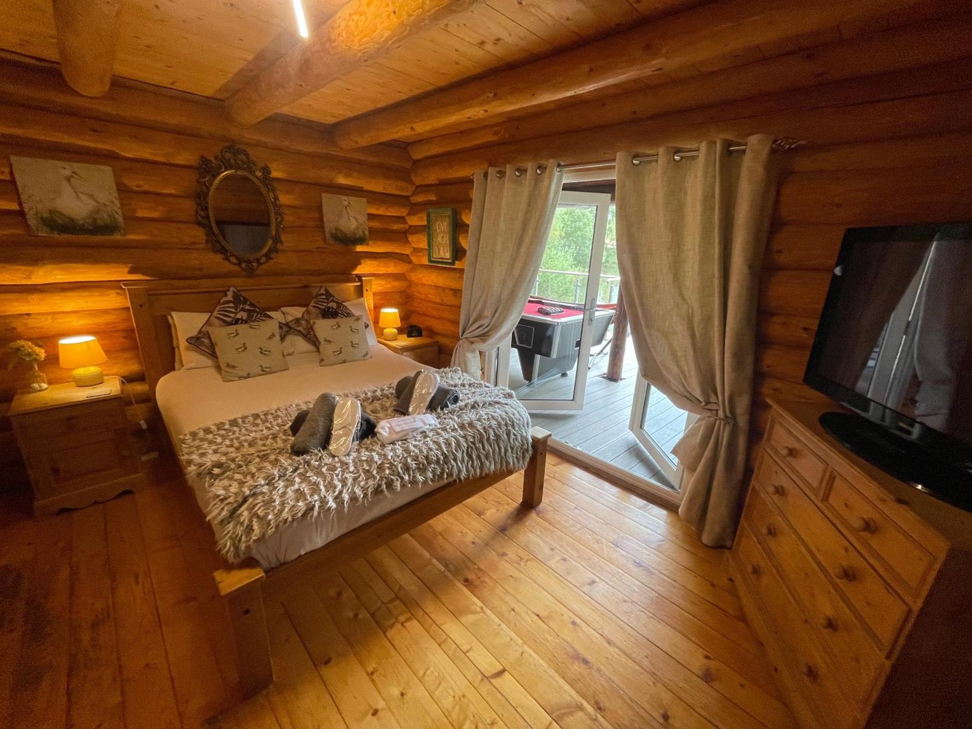 Woodpecker Log With Hot Tub, Pizza Oven Bbq Entertainment Area, Lakeside With Private Fishing Peg Situated At Lakes Casa vacanze *