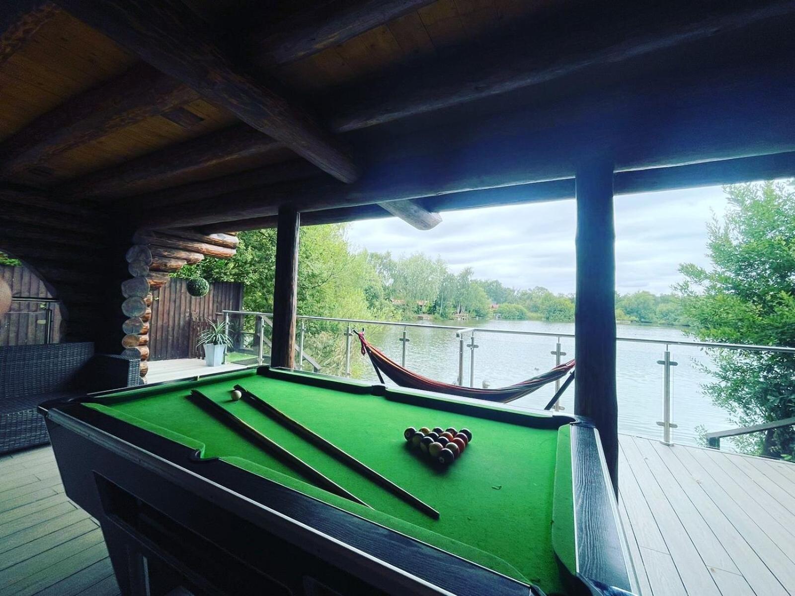 Woodpecker Log With Hot Tub, Pizza Oven Bbq Entertainment Area, Lakeside With Private Fishing Peg Situated At Lakes Casa vacanze Tattershall