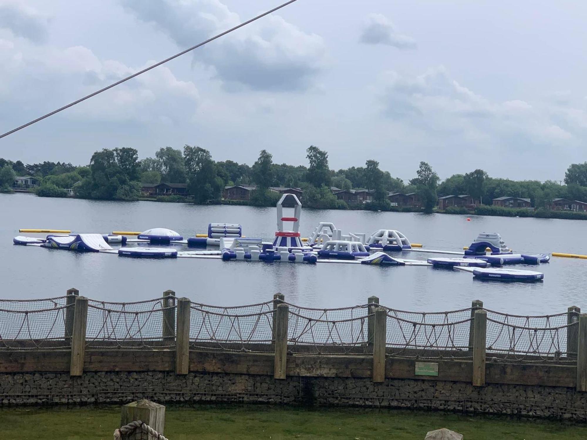 Woodpecker Log With Hot Tub, Pizza Oven Bbq Entertainment Area, Lakeside With Private Fishing Peg Situated At Lakes * Tattershall